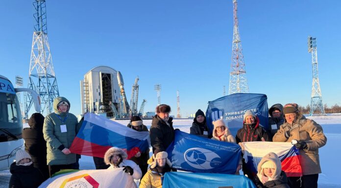 Участники проекта на космодроме Восточный при вертикализации РН "Союз-2.1б"