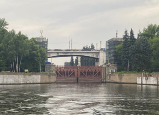 От источника до крана: в Москве с начала года провели 1,7 миллиона исследований качества воды Фото: шлюз №9 в районе Фили и Мнёвников, Карамышевский гидроузел. Материалы проекта «Водные ворота Москвы».