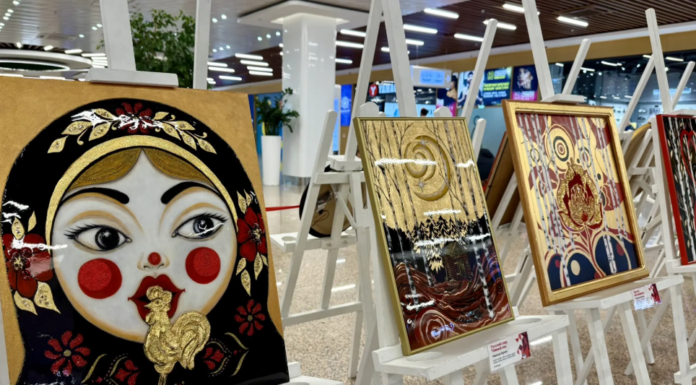 В ТРЦ «Щёлковский» проходит выставка картин Надежды Буровой «Два измерения: фолк-сюр и классика в интерьере»