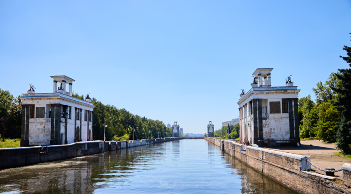 Архитектура шлюзов Москвы Шлюз № 7 канала имени Москвы. Общий вид шлюзовой камеры и башен. Фото: Данила Шиферсон. Материалы проекта «Водные ворота Москвы», июль 2026 года.